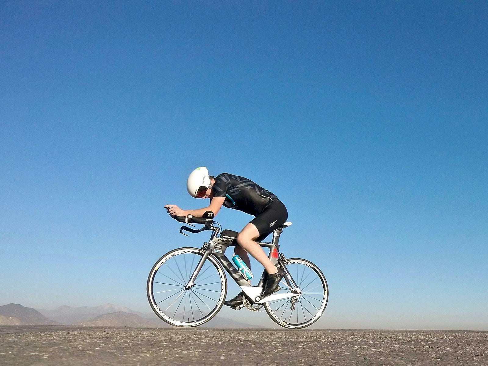 Ciclista em bicicleta de estrada