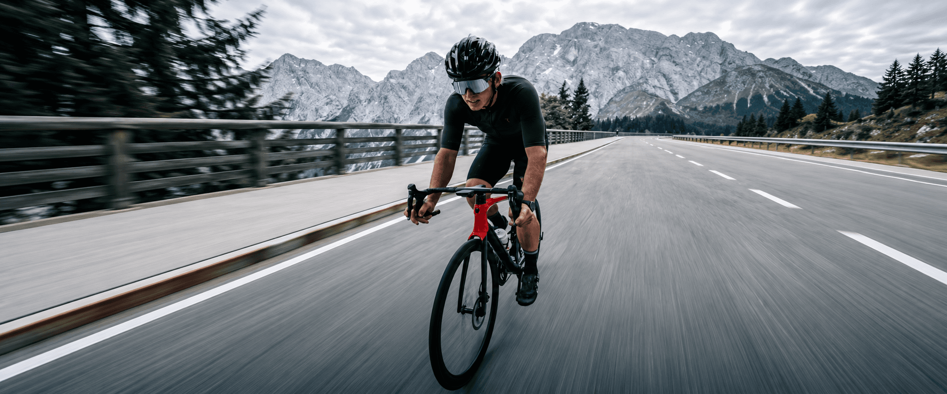 Pelotão de ciclismo em treino de endurance
